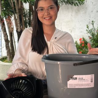 Se montar um mop está tomando mais tempo do que a limpeza, alguma coisa está errada. 👀

Muitas equipes perdem tempo por não conhecer a forma correta de montar o mop de limpeza, o que impacta diretamente na produtividade e na eficiência da limpeza profissional.

Neste vídeo, mostramos como montar o seu mop de forma simples e prática para facilitar a rotina da sua empresa.

Na DisFá, você encontra mops, refis e materiais de limpeza profissional para empresas, clínicas, condomínios, escolas e diversos segmentos.

📲 Fale com nossa equipe e encontre a solução ideal para a sua operação.

#LimpezaProfissional #Mop #MateriaisDeLimpeza #SuprimentosParaEmpresas #DisFá