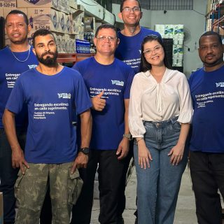 Tem ensinamentos que a gente aprende sem ouvir uma única palavra. ❤️

Perguntamos aos nossos colaboradores qual foi a maior lição que receberam dos seus pais, e as respostas mostram que os exemplos ficam para a vida toda.

Mais do que uma homenagem, este vídeo celebra os valores que levamos para dentro de casa e também para o ambiente de trabalho: respeito, honestidade, dedicação e compromisso.

💬 E você? Qual foi a maior lição que seu pai te ensinou sem precisar dizer uma palavra? Compartilhe com a gente nos comentários.

#DiaDosPais #Família #Valores #Gratidão #DisFá