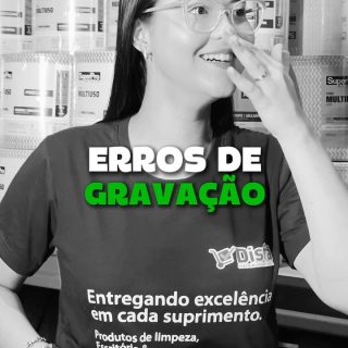 A parte que vocês veem dura segundos. A que vocês NÃO veem… rende outro vídeo. 😂🎬

Troca uma palavra, começa de novo. Alguém ri, começa de novo. Esquece a fala… vocês já entenderam. 😅

Nem tudo sai de primeira por aqui,  e esses bastidores também fazem parte de quem está por trás da DisFá todos os dias. 💙💚

😂 Agora conta: qual erro de gravação merece nota 10?

#ErrosDeGravação #BastidoresDisFá #HumorNoTrabalho #EquipeDisFá #DisFá